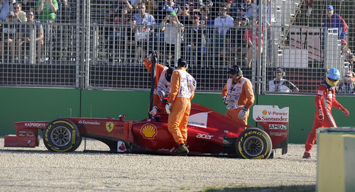 Fernando Alonso se baja de su coche accidentado en Melbourne