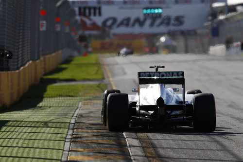 Nico Rosberg en la recta principal de Albert park durante la clasificación