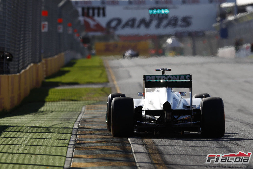 Nico Rosberg en la recta principal de Albert park durante la clasificación
