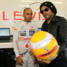 Lewis Hamilton enseña a Lenny Kravitz su nuevo casco