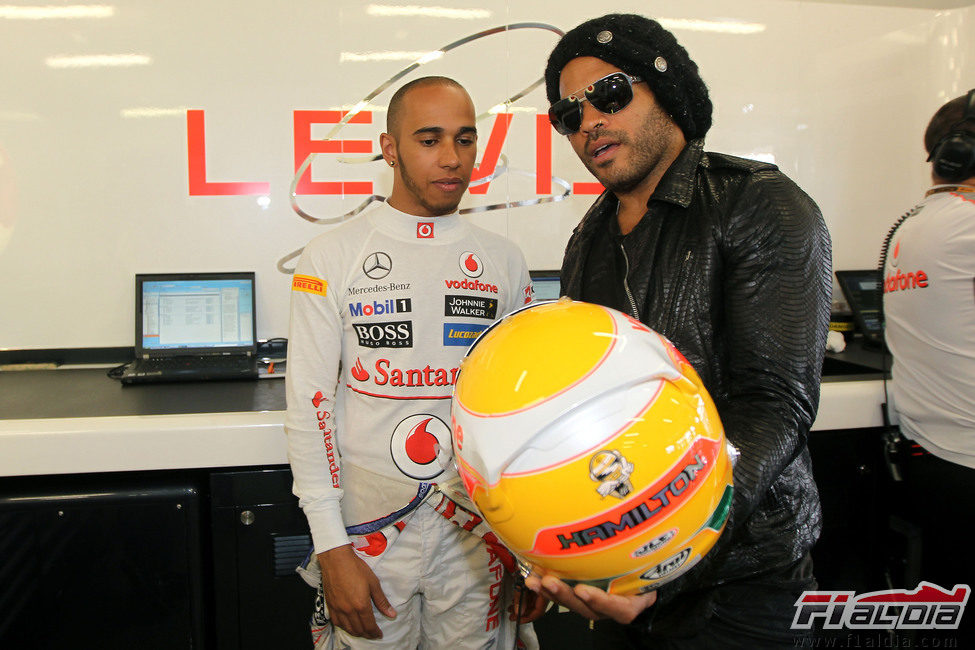 Lewis Hamilton enseña a Lenny Kravitz su nuevo casco