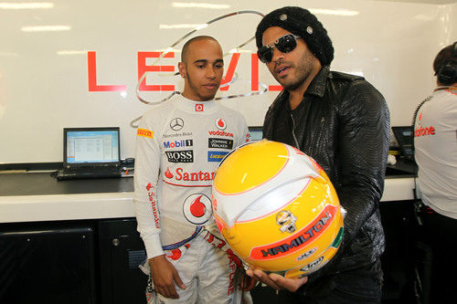 Lewis Hamilton enseña a Lenny Kravitz su nuevo casco