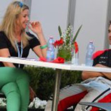 Isabell Reis y Timo Glock en el 'paddock' del GP de Australia 2012