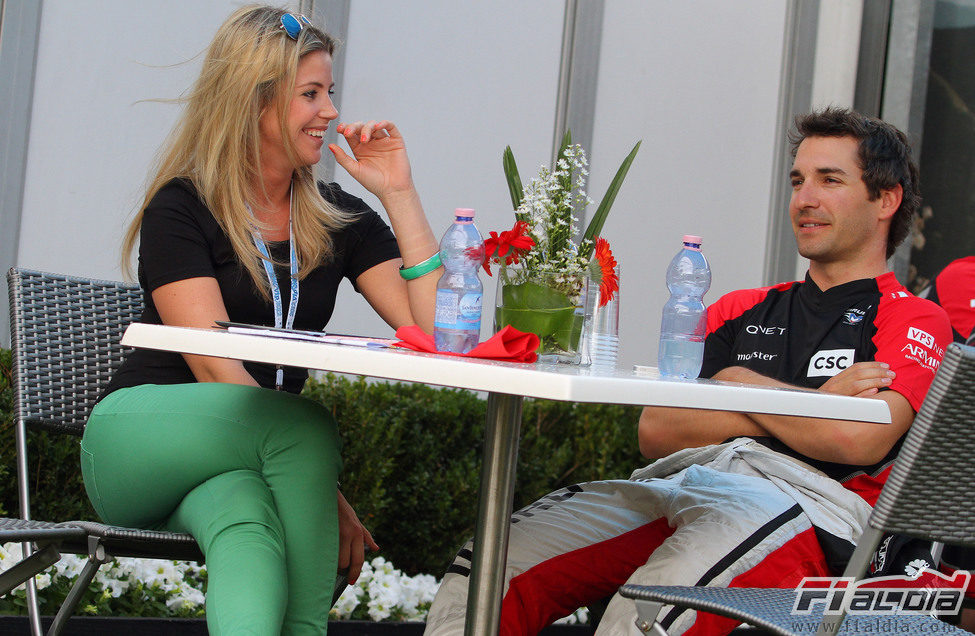 Isabell Reis y Timo Glock en el 'paddock' del GP de Australia 2012