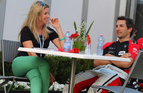 Isabell Reis y Timo Glock en el 'paddock' del GP de Australia 2012