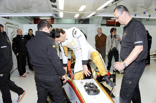 Pedro de la Rosa se sube por primera vez el F112