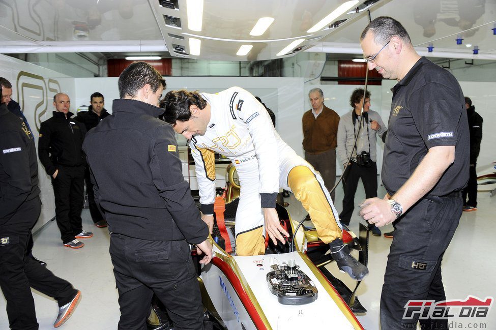 Pedro de la Rosa se sube por primera vez el F112