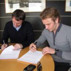 Dani Clos firma su contrato con HRT para 2012