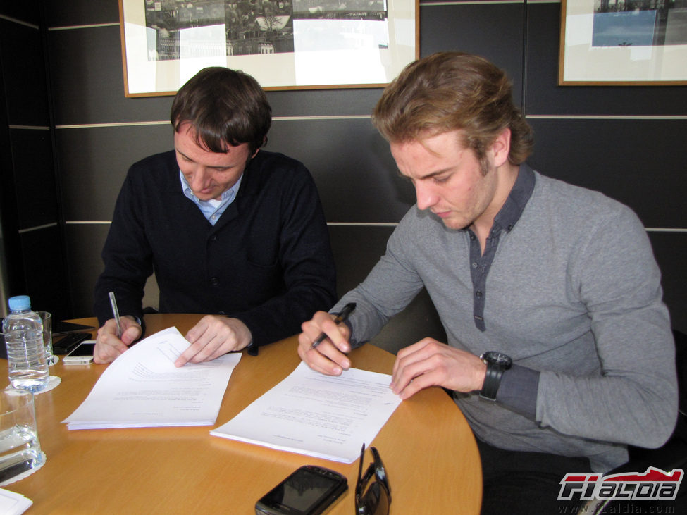 Dani Clos firma su contrato con HRT para 2012