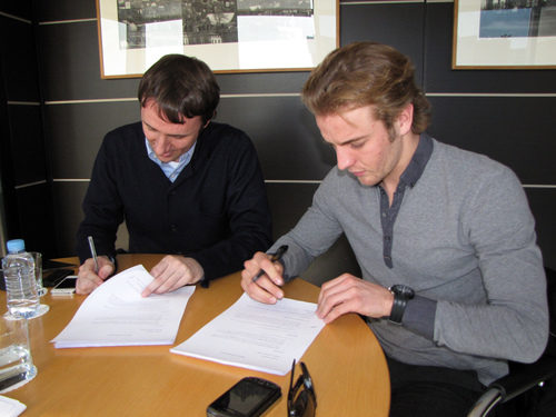 Dani Clos firma su contrato con HRT para 2012