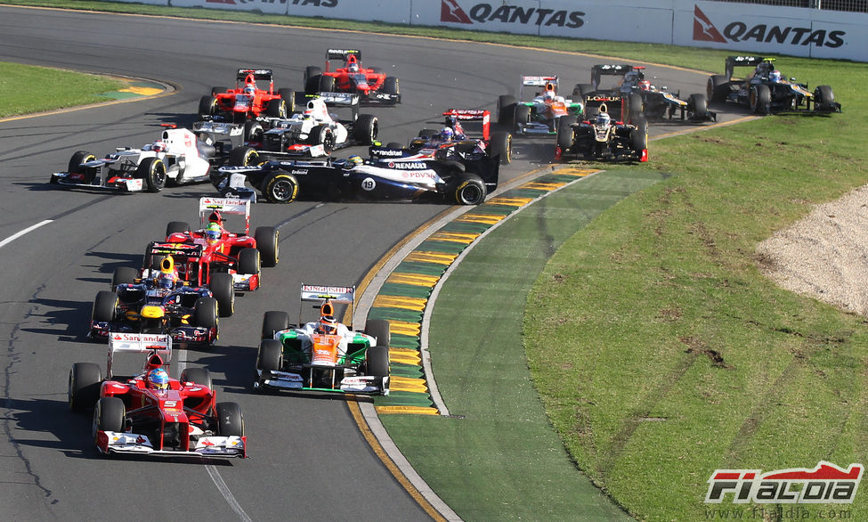 Accidente en la salida del GP de Australia 2012