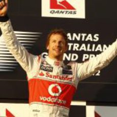 Jenson Button como ganador en el podio del GP de Australia 2012