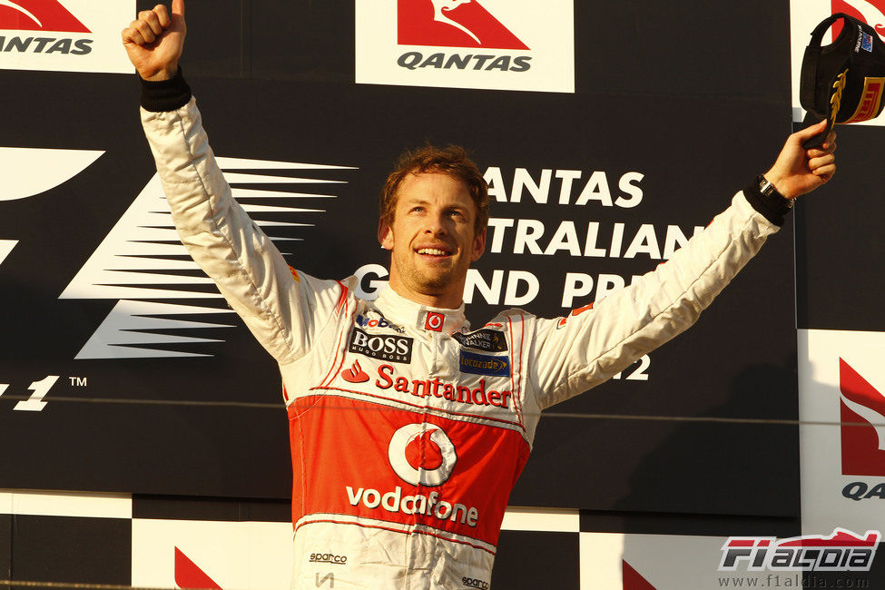 Jenson Button como ganador en el podio del GP de Australia 2012