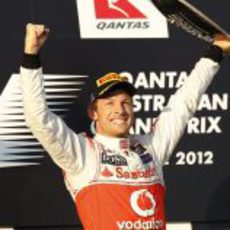 Jenson Button levanta su trofeo en el GP de Australia 2012