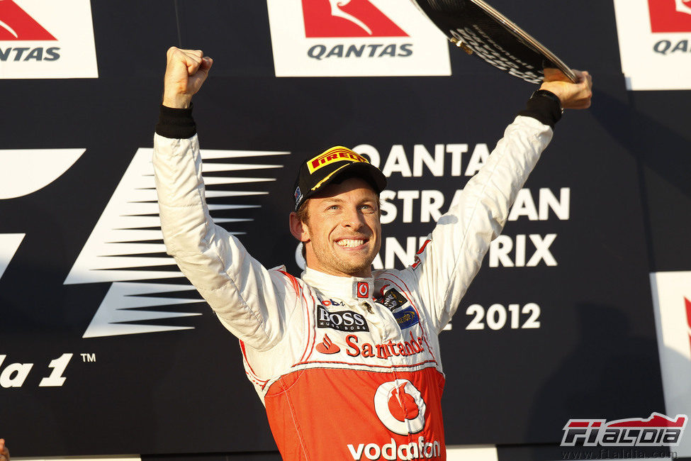 Jenson Button levanta su trofeo en el GP de Australia 2012
