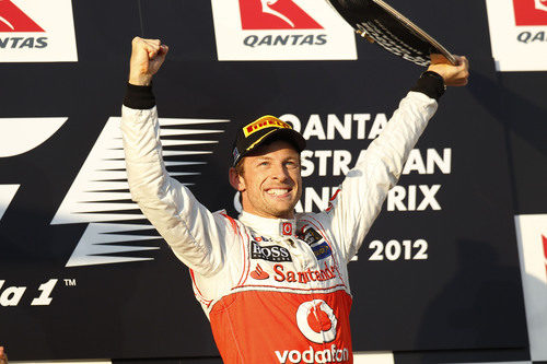 Jenson Button levanta su trofeo en el GP de Australia 2012