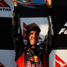 Sebastian Vettel levanta su trofeo en el GP de Australia 2012