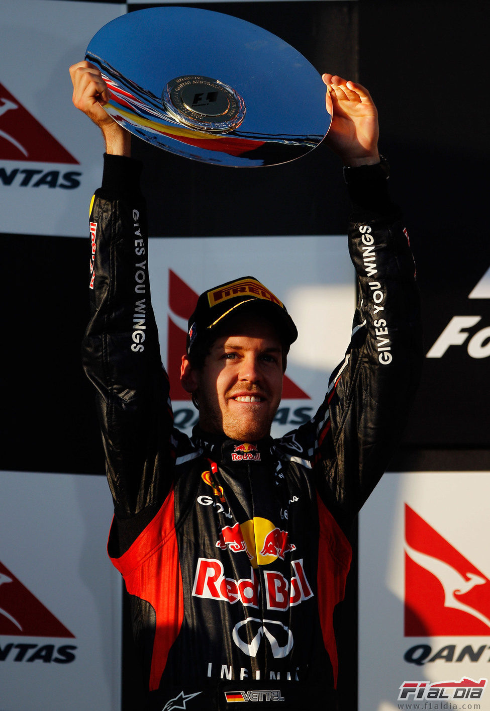Sebastian Vettel levanta su trofeo en el GP de Australia 2012