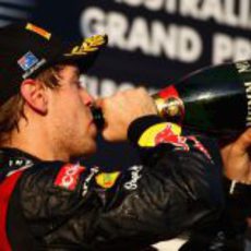 Sebastian Vettel bebe champán en el podio del GP de Australia 2012