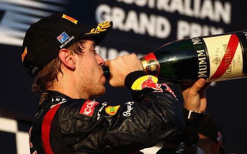 Sebastian Vettel bebe champán en el podio del GP de Australia 2012