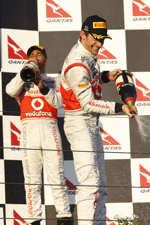 Jenson Button y Lewis Hamilton en el podio de Melbourne