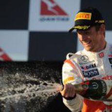 Jenson Button descorcha el champán en el podio de Albert Park 2012