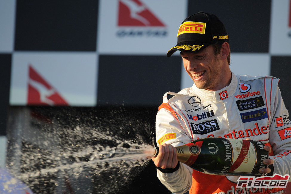 Jenson Button descorcha el champán en el podio de Albert Park 2012