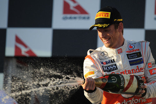 Jenson Button descorcha el champán en el podio de Albert Park 2012