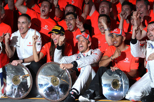 Martin Whitmarsh, Jessica Michibata, Jenson Button y Lewis Hamilton celebran la victoria de McLaren