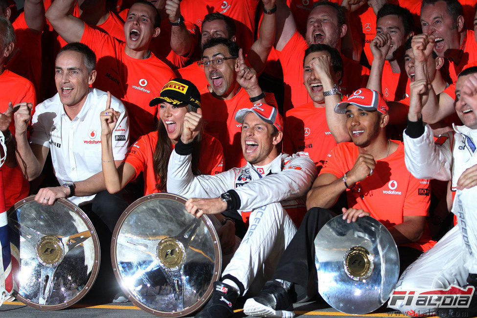 Martin Whitmarsh, Jessica Michibata, Jenson Button y Lewis Hamilton celebran la victoria de McLaren