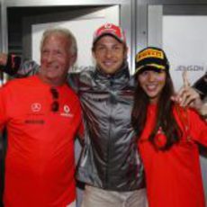 Jenson Button con su padre y su novia celebrando la victoria