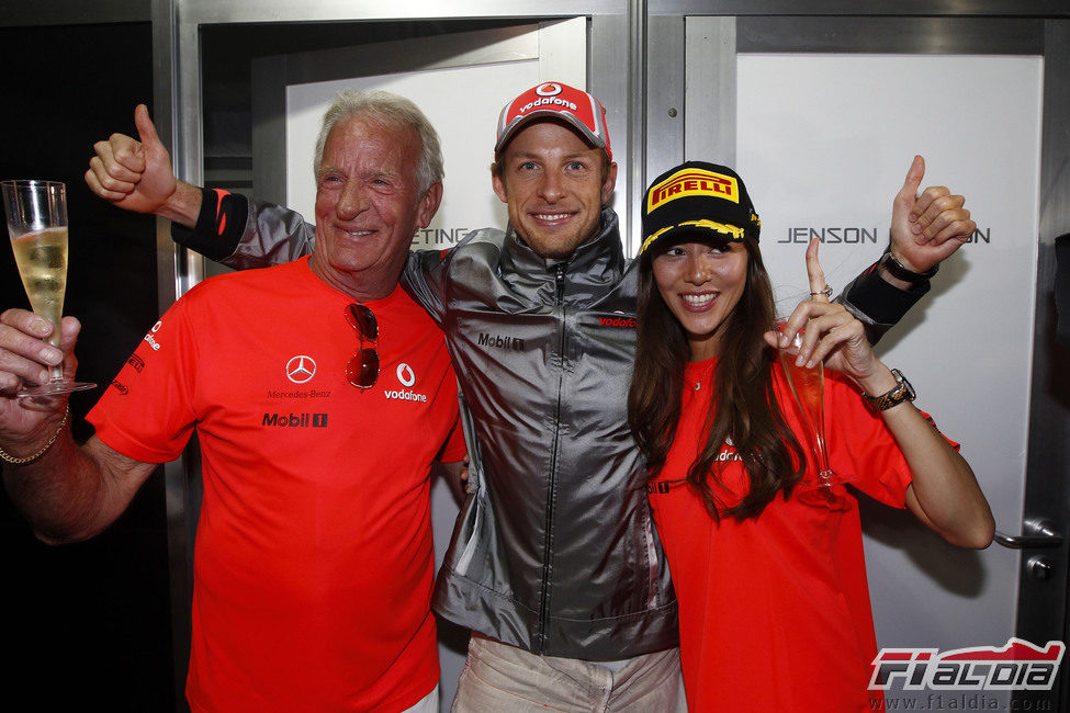 Jenson Button con su padre y su novia celebrando la victoria