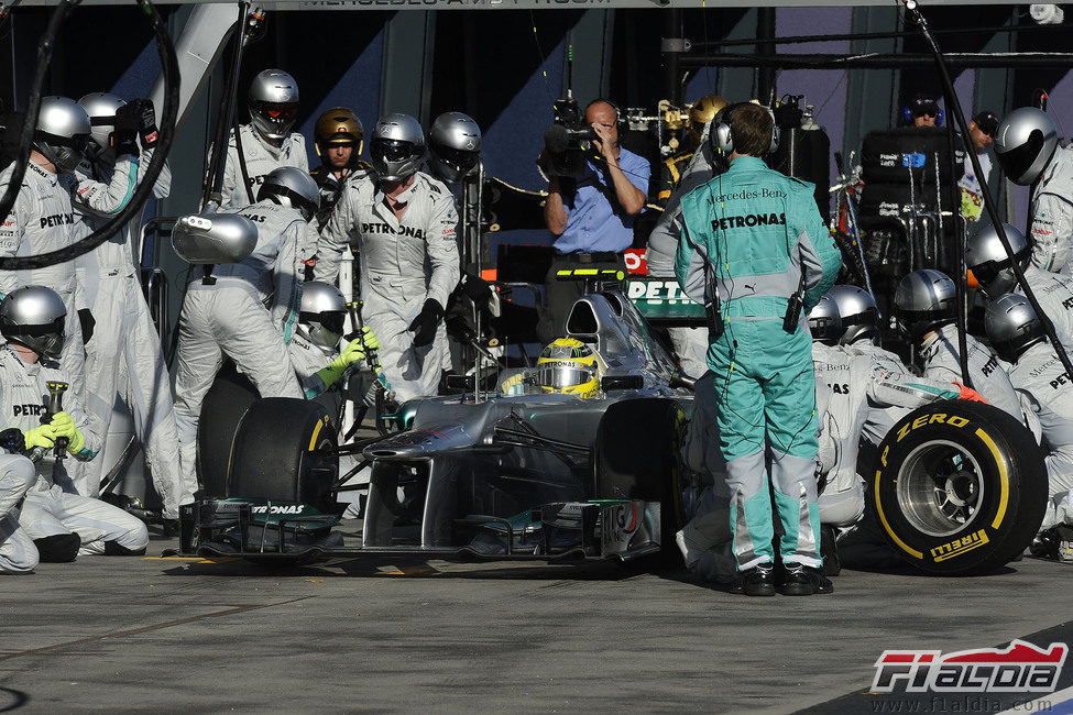 Cambio de neumáticos para Nico Rosberg en el GP de Australia 2012