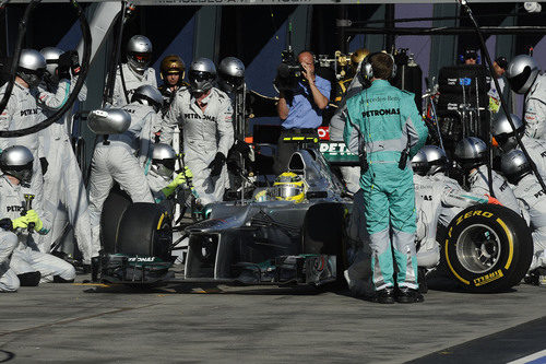 Cambio de neumáticos para Nico Rosberg en el GP de Australia 2012