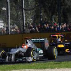 Michael Schumacher y Sebastian Vettel luchando en Melbourne