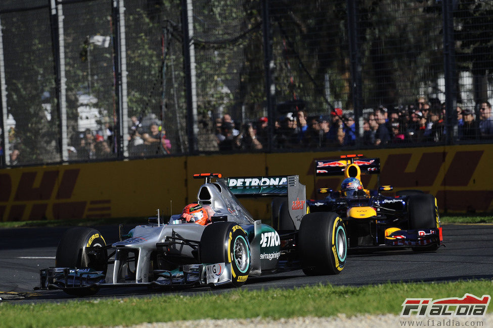 Michael Schumacher y Sebastian Vettel luchando en Melbourne