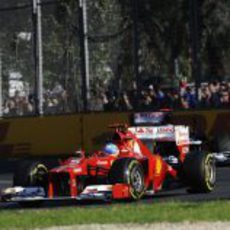 Fernando Alonso se defiende de Pastor Maldonado en el GP de Australia 2012