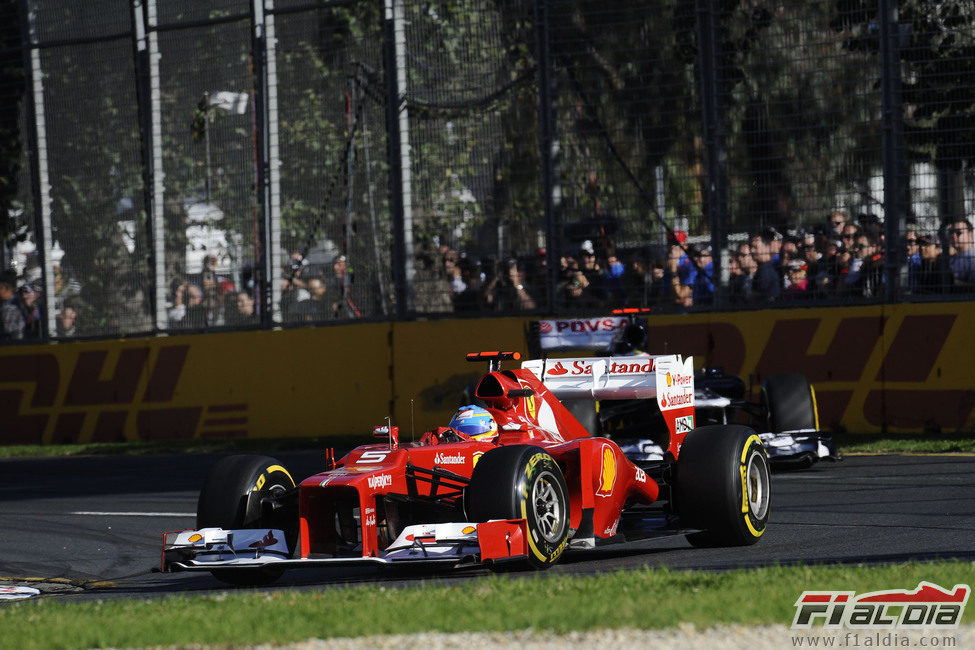 Fernando Alonso se defiende de Pastor Maldonado en el GP de Australia 2012