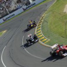 Fernando Alonso, Pastor Maldonado y Mark Webber juntos en la pista