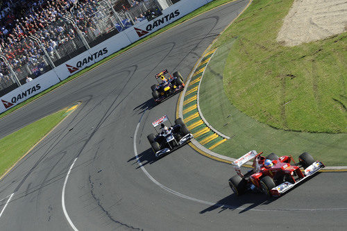 Fernando Alonso, Pastor Maldonado y Mark Webber juntos en la pista