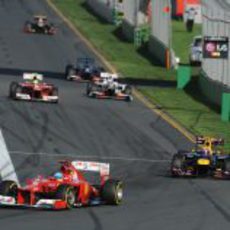 Fernando Alonso contra Mark Webber en la primera curva de Albert Park