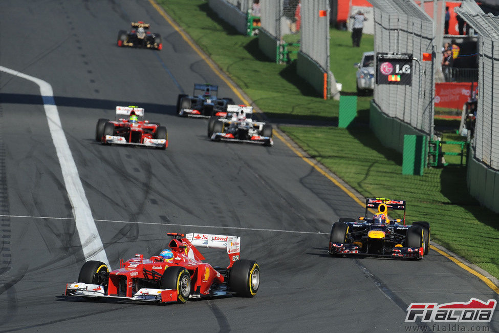 Fernando Alonso contra Mark Webber en la primera curva de Albert Park