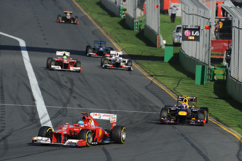 Fernando Alonso contra Mark Webber en la primera curva de Albert Park