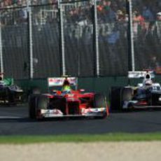 Felipe Massa se protege de Kamui Kobayashi en Australia 2012