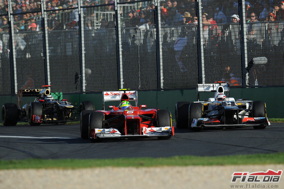 Felipe Massa se protege de Kamui Kobayashi en Australia 2012