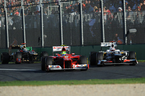 Felipe Massa se protege de Kamui Kobayashi en Australia 2012