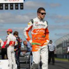 Paul di Resta camina por el paddock de Melbourne