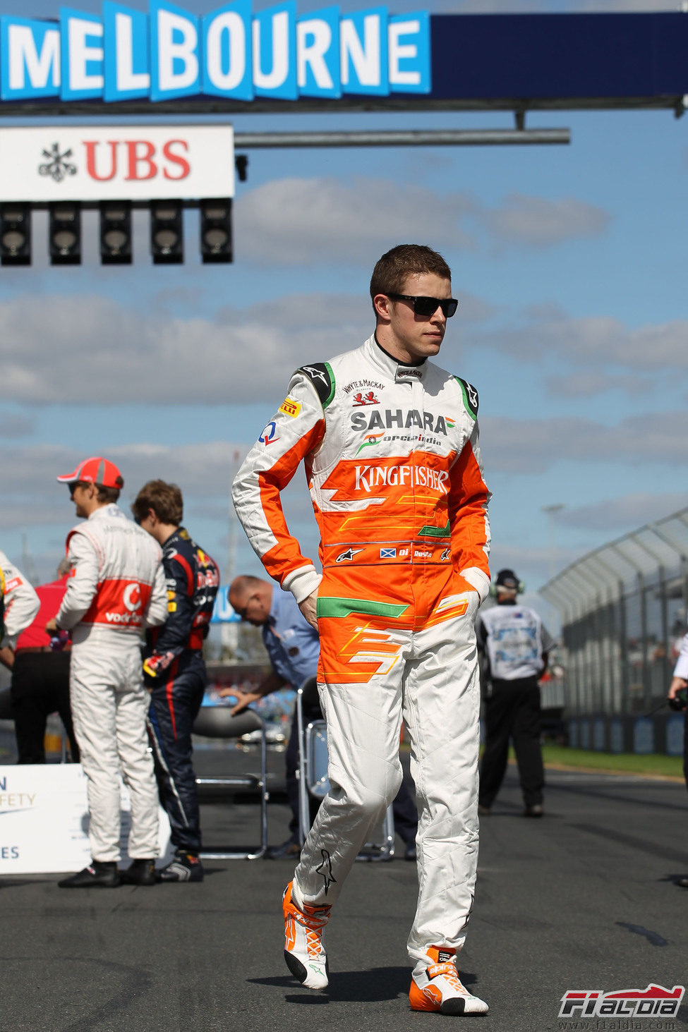 Paul di Resta camina por el paddock de Melbourne