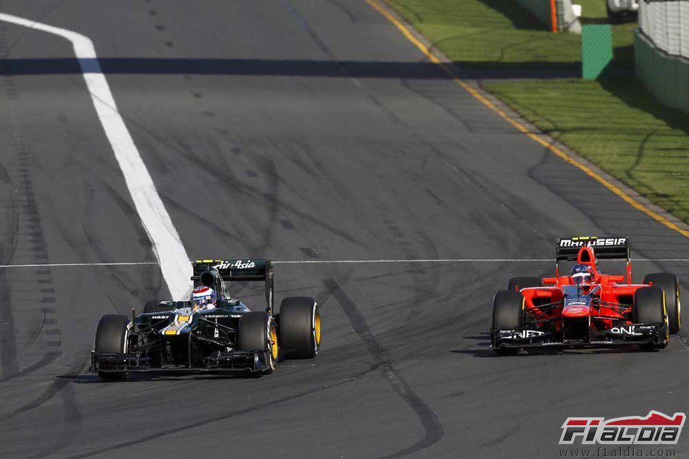 Vitaly Petrov adelanta a Timo Glock en la primera curva de Albert Park