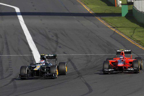 Vitaly Petrov adelanta a Timo Glock en la primera curva de Albert Park